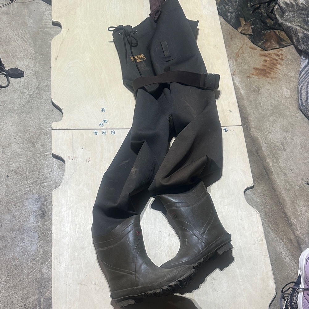 Men's Waders Sz 8 neoprene Bass pro shops